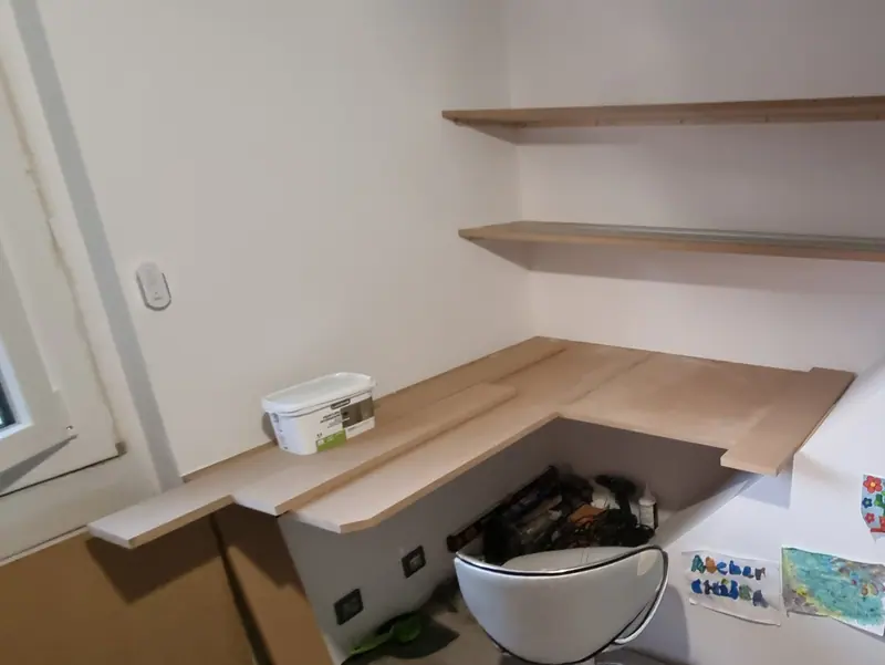 Plan de travail et étagères en bois brut (Bureau sur mesure, Villiers-Adam)