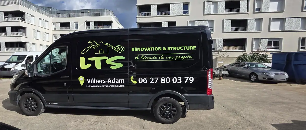 Le véhicule de LTS Rénovation & Structure, basé à Villiers-Adam