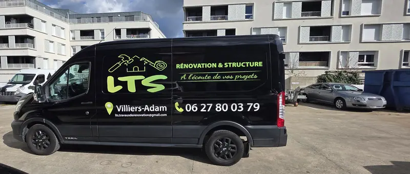 Le véhicule de LTS Rénovation & Structure, basé à Villiers-Adam