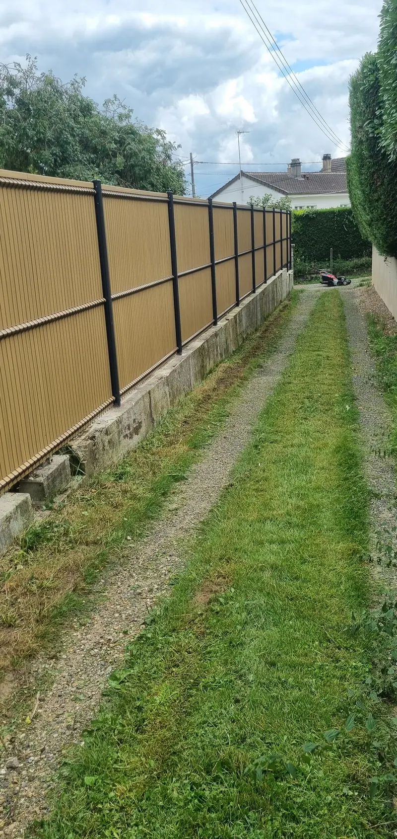 La nouvelle clôture (Remplacement de clôture, Villiers-Adam)