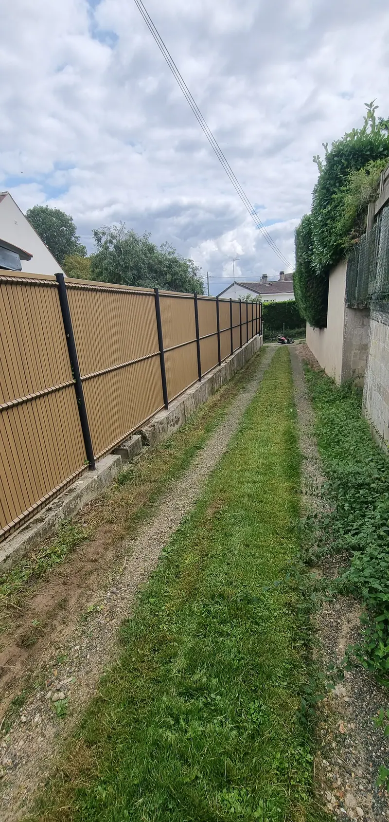 Vue d’ensemble le long du chemin (Remplacement de clôture, Villiers-Adam)