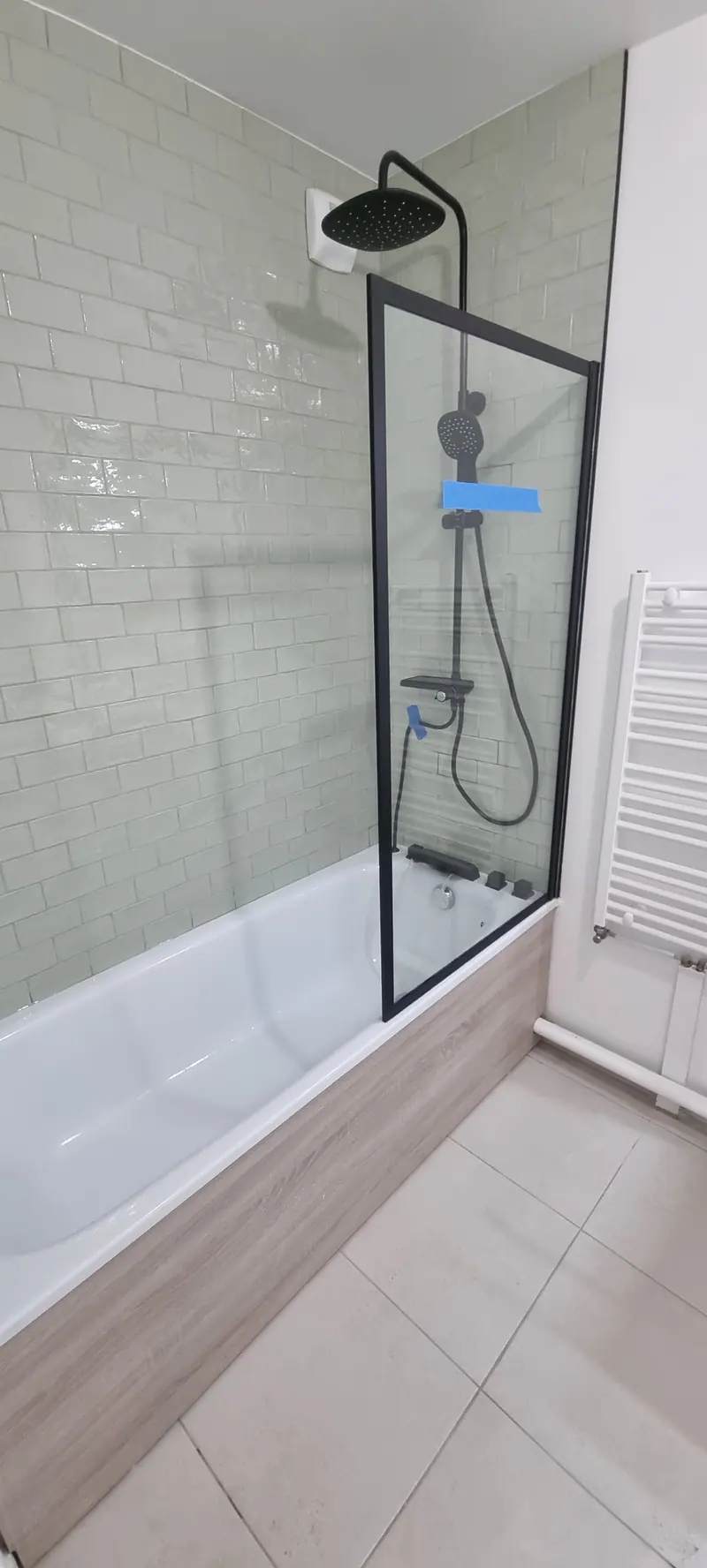 Baignoire et pare-bain à cadre noir (Salle de bain, crédence et verrière)