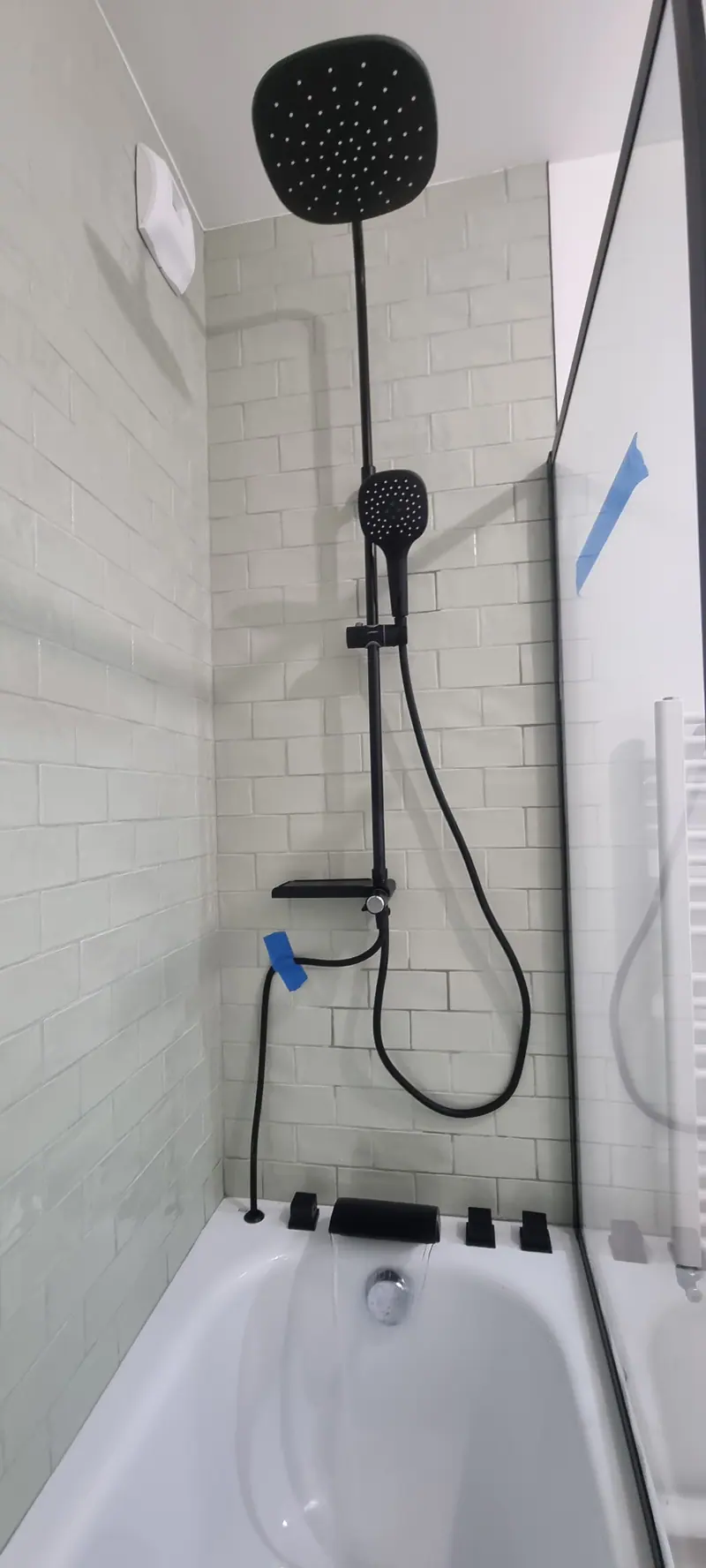 Colonne de douche et faïence métro (Salle de bain, crédence et verrière)