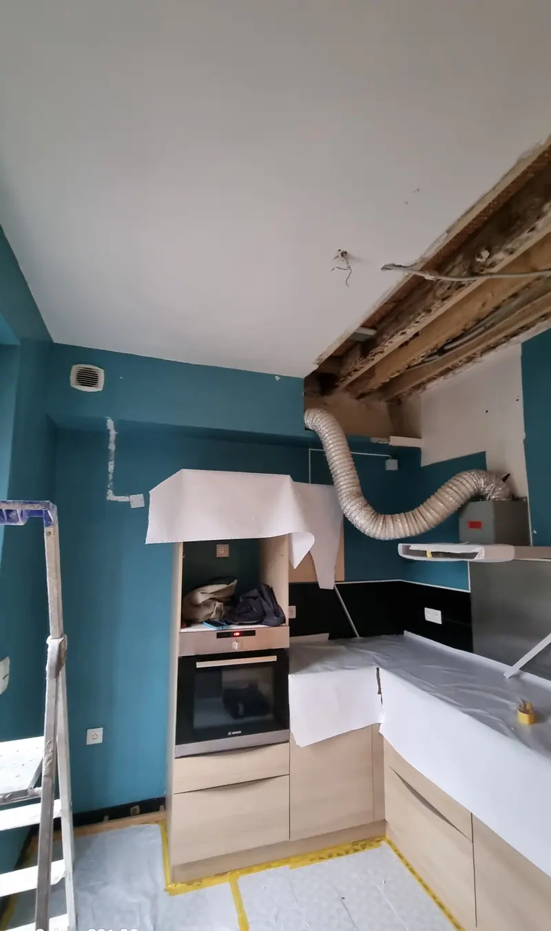 Pose en cours, plafond ouvert pour la gaine de hotte (Cuisine bois clair et bleu pétrole, Bessancourt)