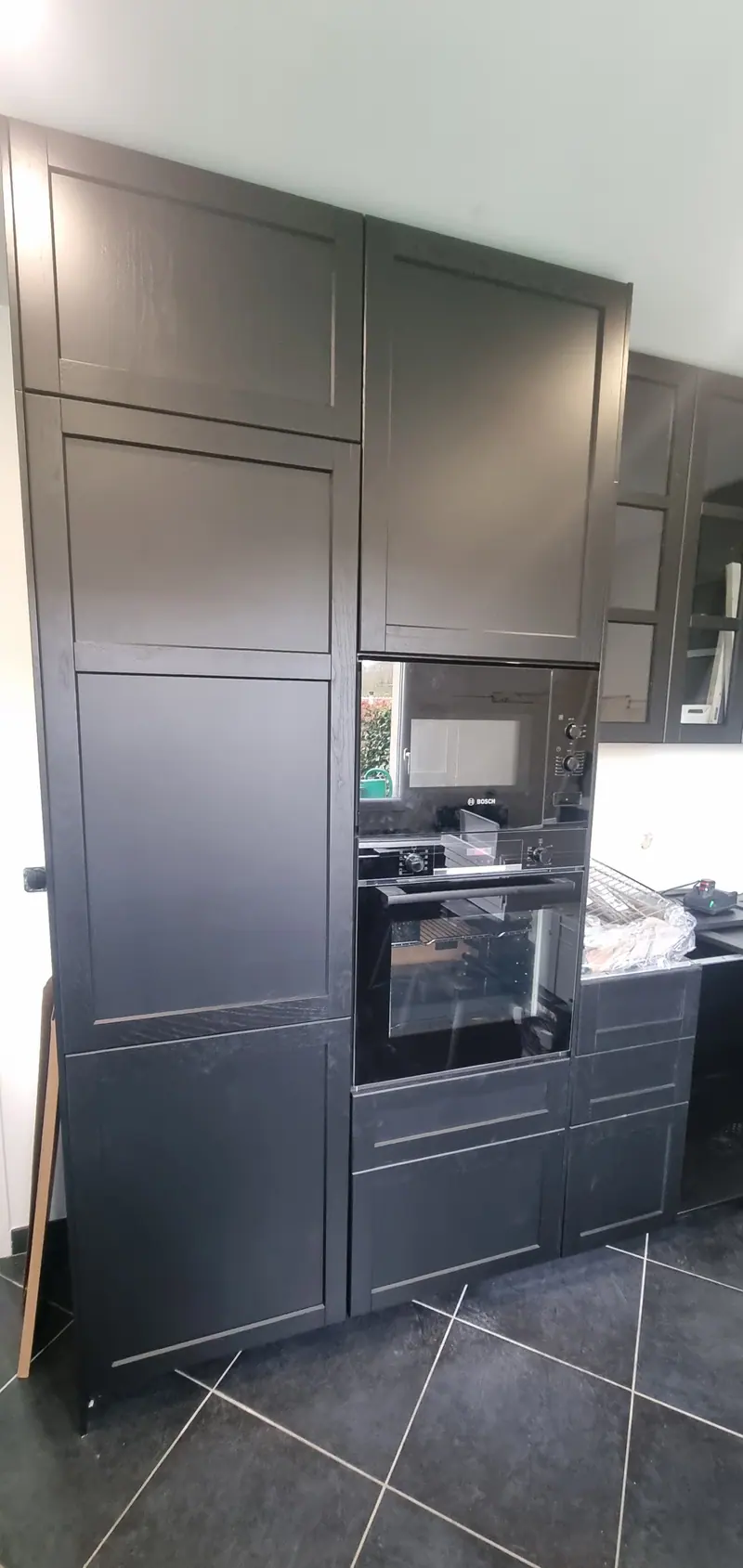 Pose des colonnes (Cuisine noire et plan de travail en bois)