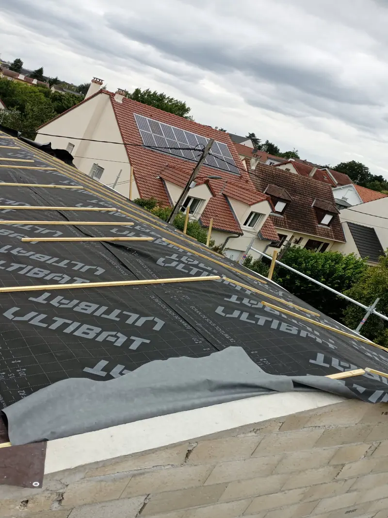 Écran de sous-toiture et liteaux avant la couverture (Extension et aménagement intérieur, Eaubonne)