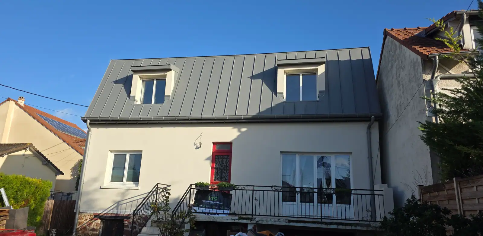 Maison surélevée par LTS à Eaubonne, avec sa nouvelle couverture en zinc