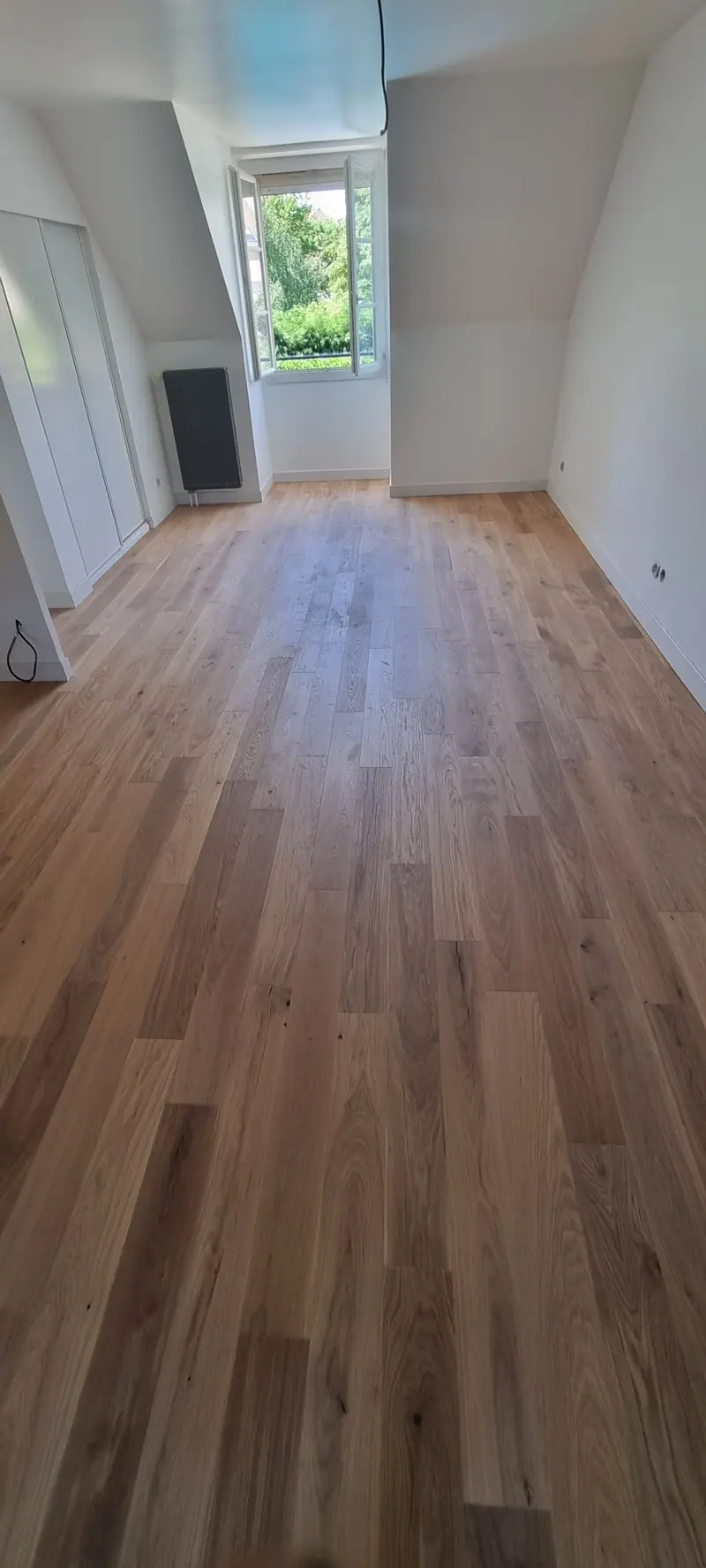 Vue vers la lucarne (Pose de parquet à l’étage, Margency)