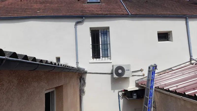 Côté cour, après travaux (Façade d’une boulangerie, Frépillon)