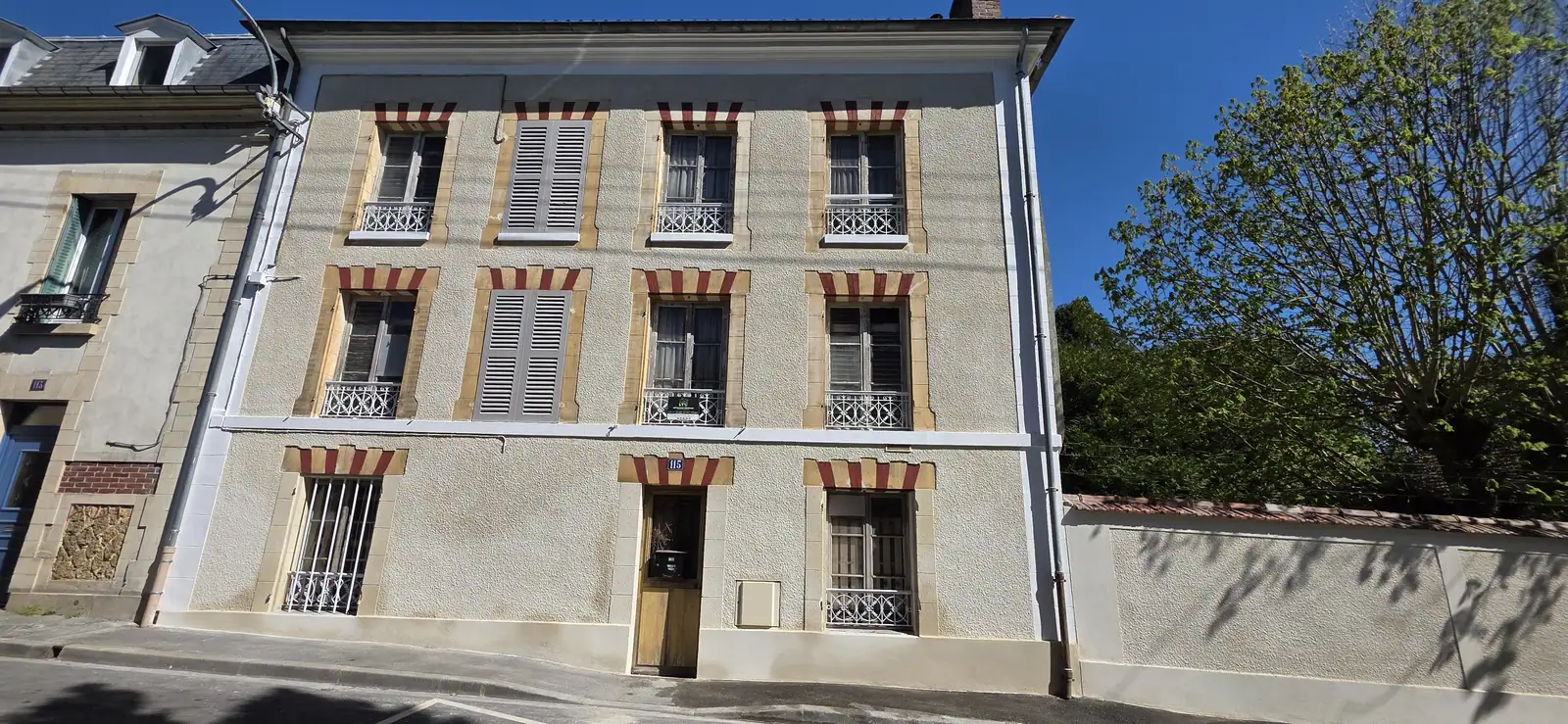 La façade principale après ravalement (Ravalement de façades, Parmain)
