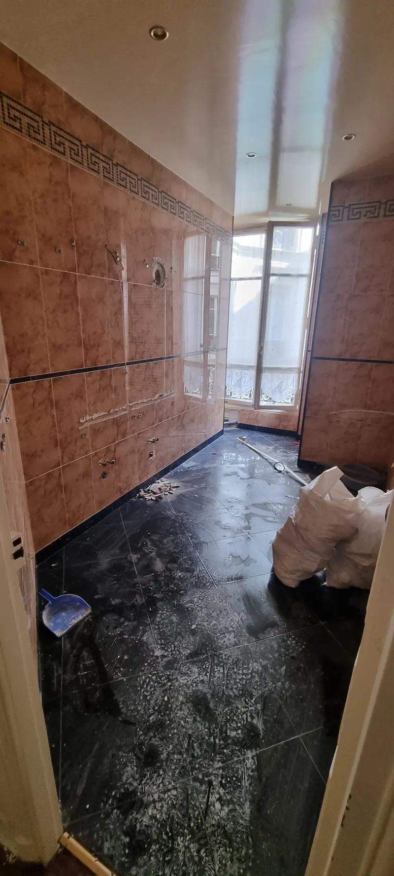 La salle de bain déposée (Rénovation d’un appartement ancien, Paris)