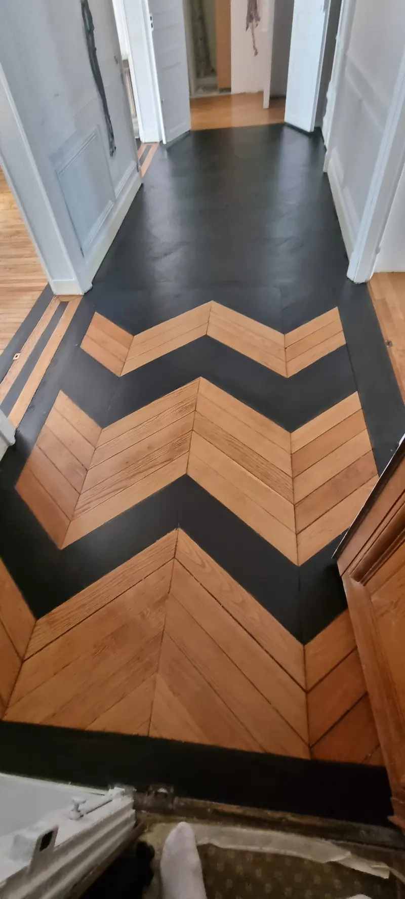 Le parquet de l’entrée en cours de rénovation (Rénovation d’un appartement ancien, Paris)