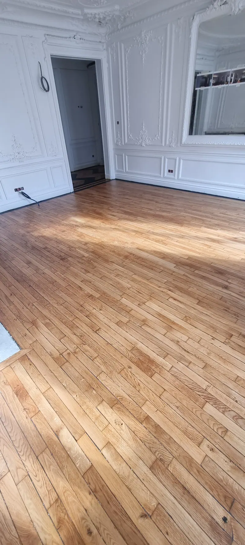 Parquet rénové et moulures (Rénovation d’un appartement ancien, Paris)