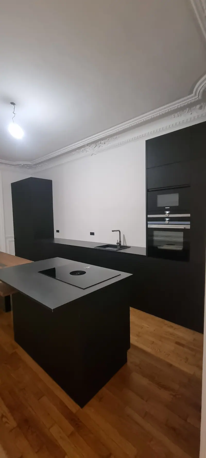 La cuisine et son îlot (Rénovation d’un appartement ancien, Paris)