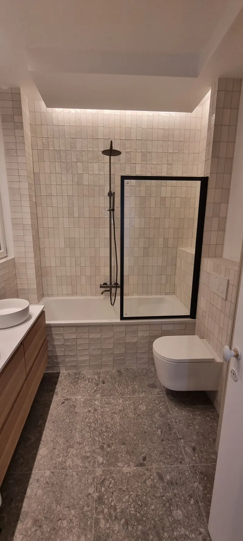 Salle de bain : baignoire et pare-bain (Rénovation d’un appartement ancien, Paris)