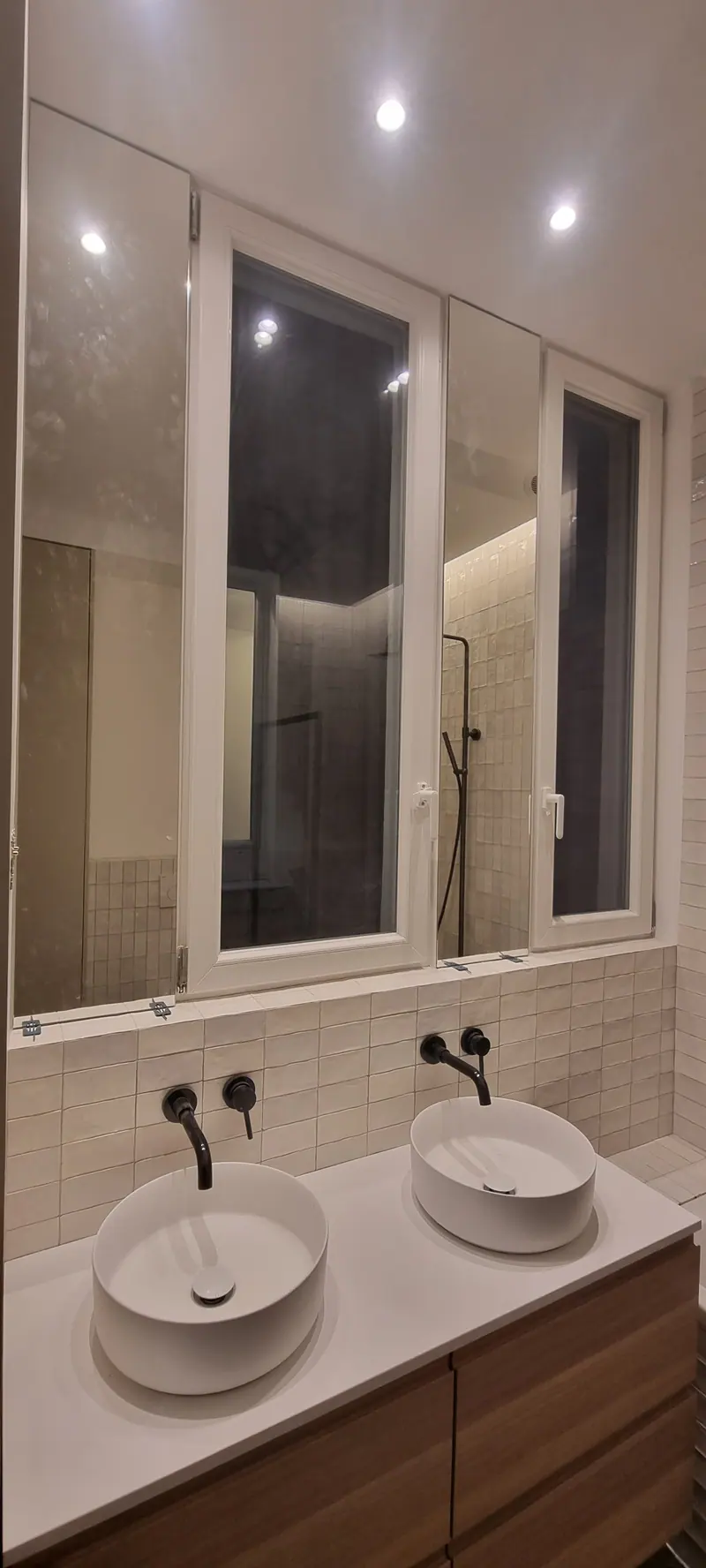 Vasques à poser et robinetterie murale (Rénovation d’un appartement ancien, Paris)