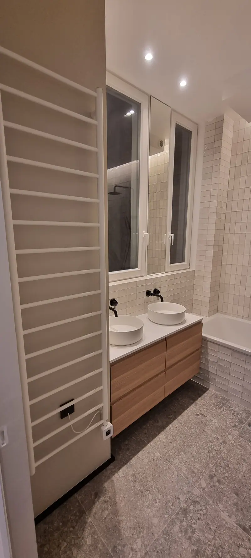 Sèche-serviettes et double vasque (Rénovation d’un appartement ancien, Paris)