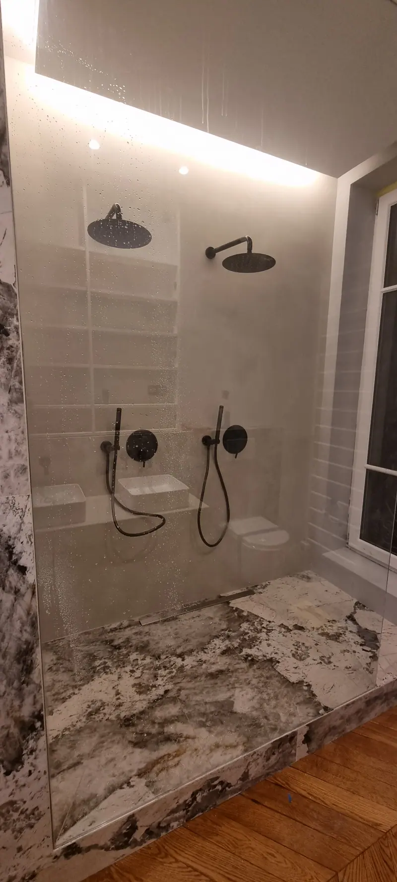 La douche double, éclairée (Rénovation d’un appartement ancien, Paris)