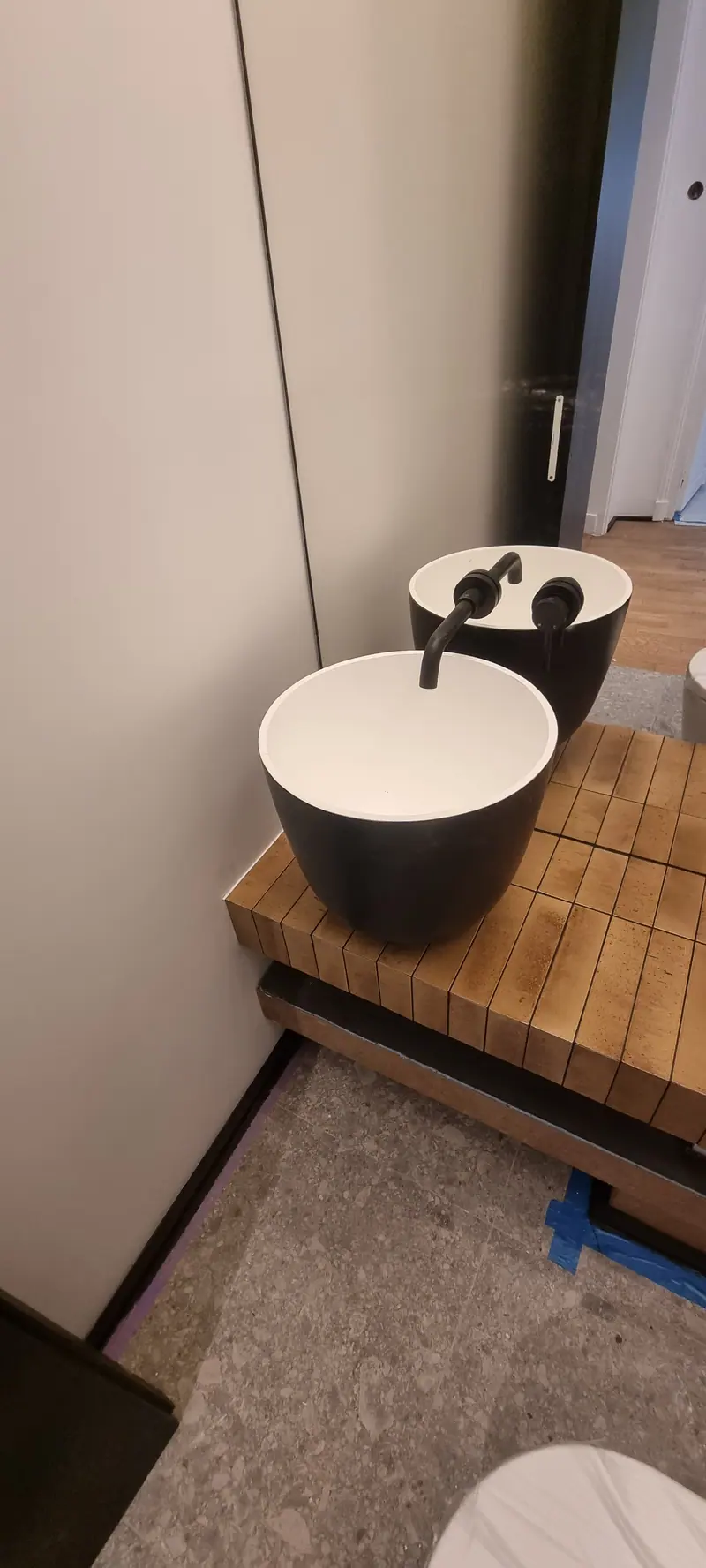 Vasque noire sur plan en bois (Rénovation d’un appartement ancien, Paris)
