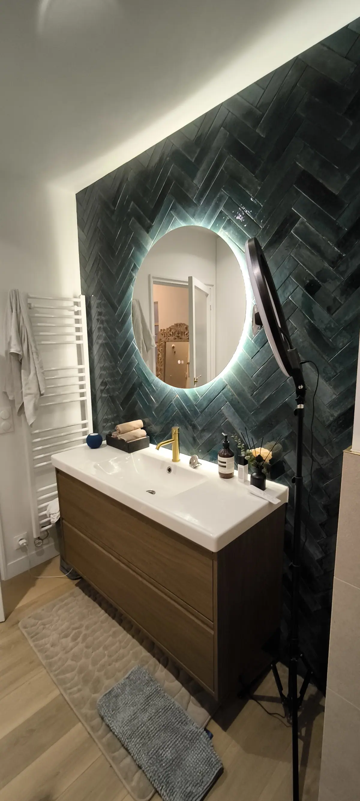 Meuble vasque et miroir rétroéclairé (Rénovation d’un appartement, Paris 20ᵉ)