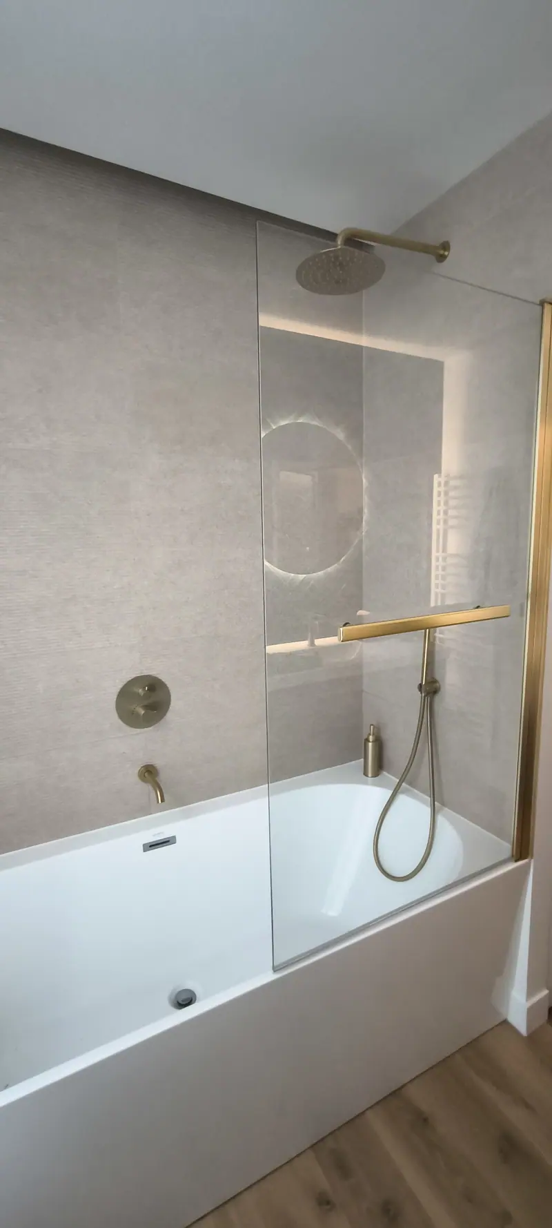 Baignoire et pare-bain vitré (Rénovation d’un appartement, Paris 20ᵉ)