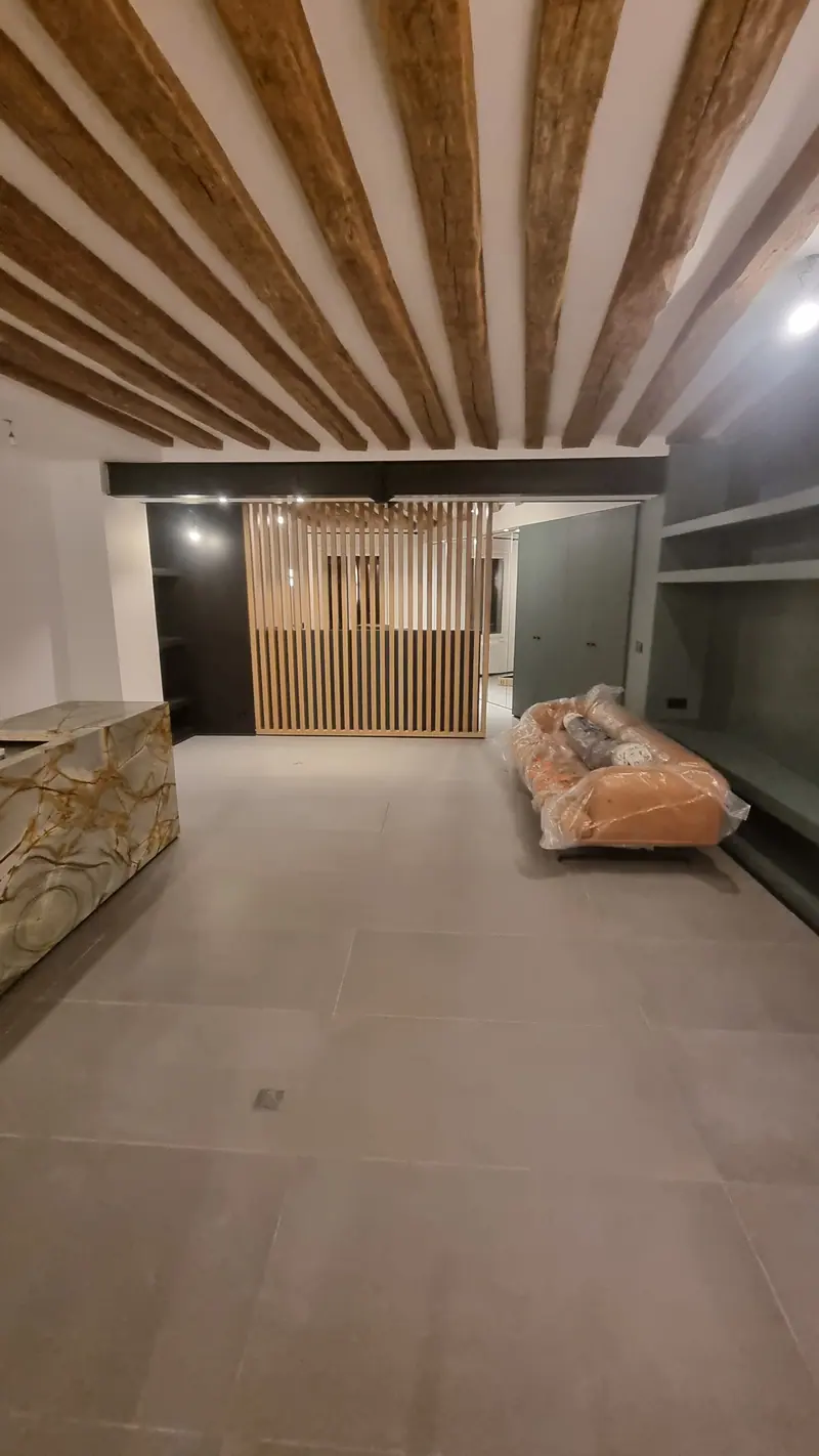 Pièce de vie et claustra (Rénovation complète d’un appartement, Paris, rue Saint-Denis)