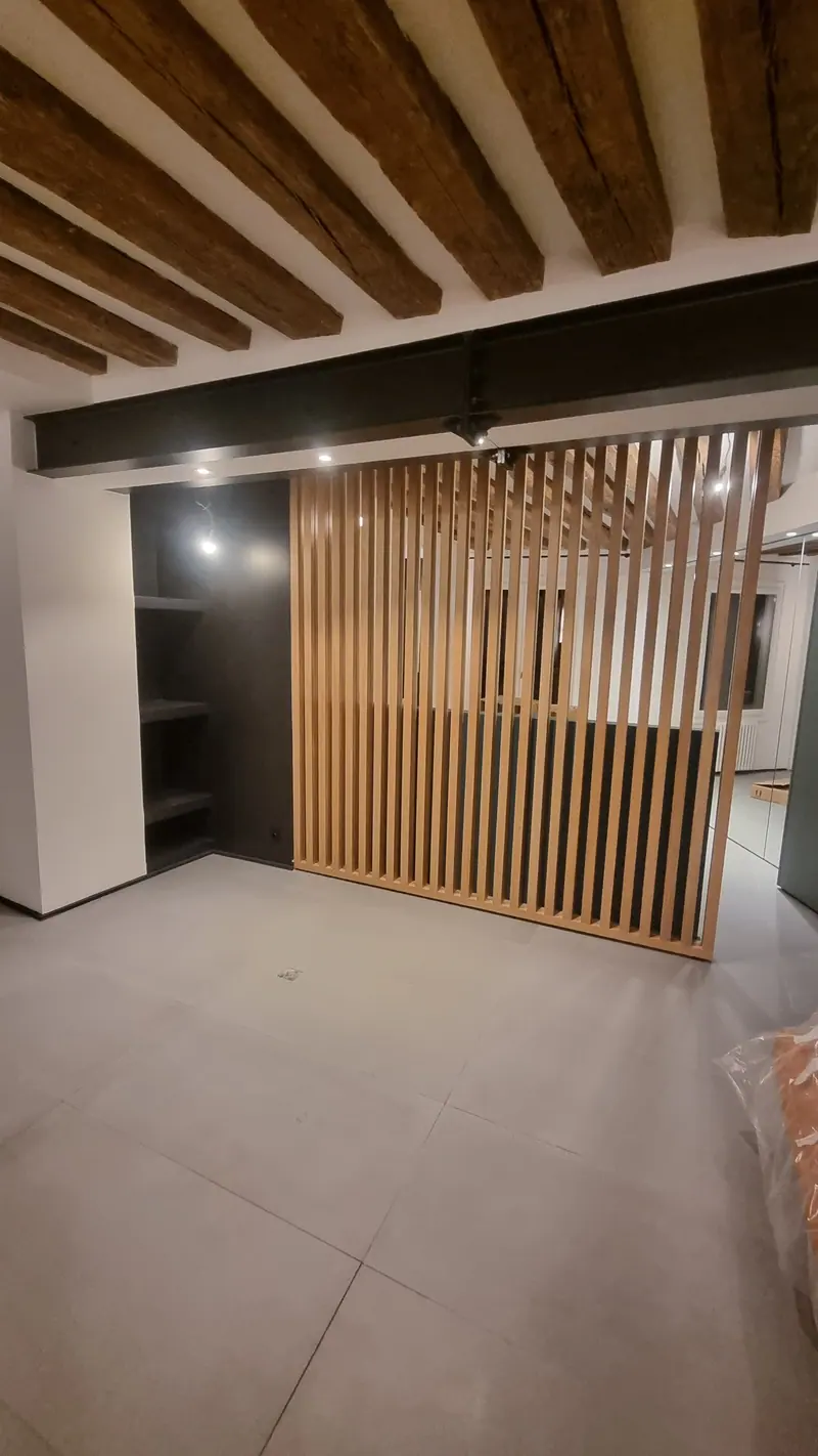 Le claustra en bois (Rénovation complète d’un appartement, Paris, rue Saint-Denis)