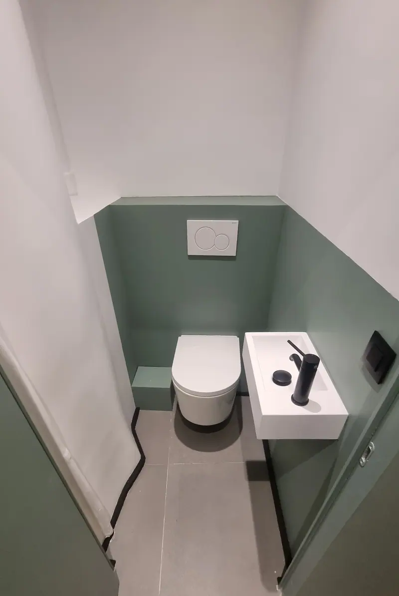 WC suspendu (Rénovation complète d’un appartement, Paris, rue Saint-Denis)