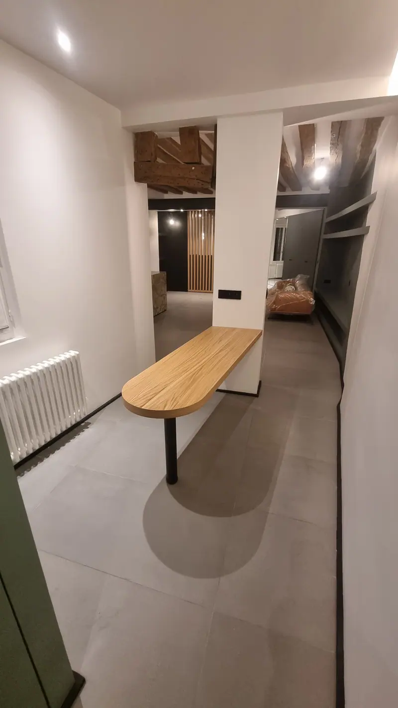 Table en bois fixée au mur (Rénovation complète d’un appartement, Paris, rue Saint-Denis)