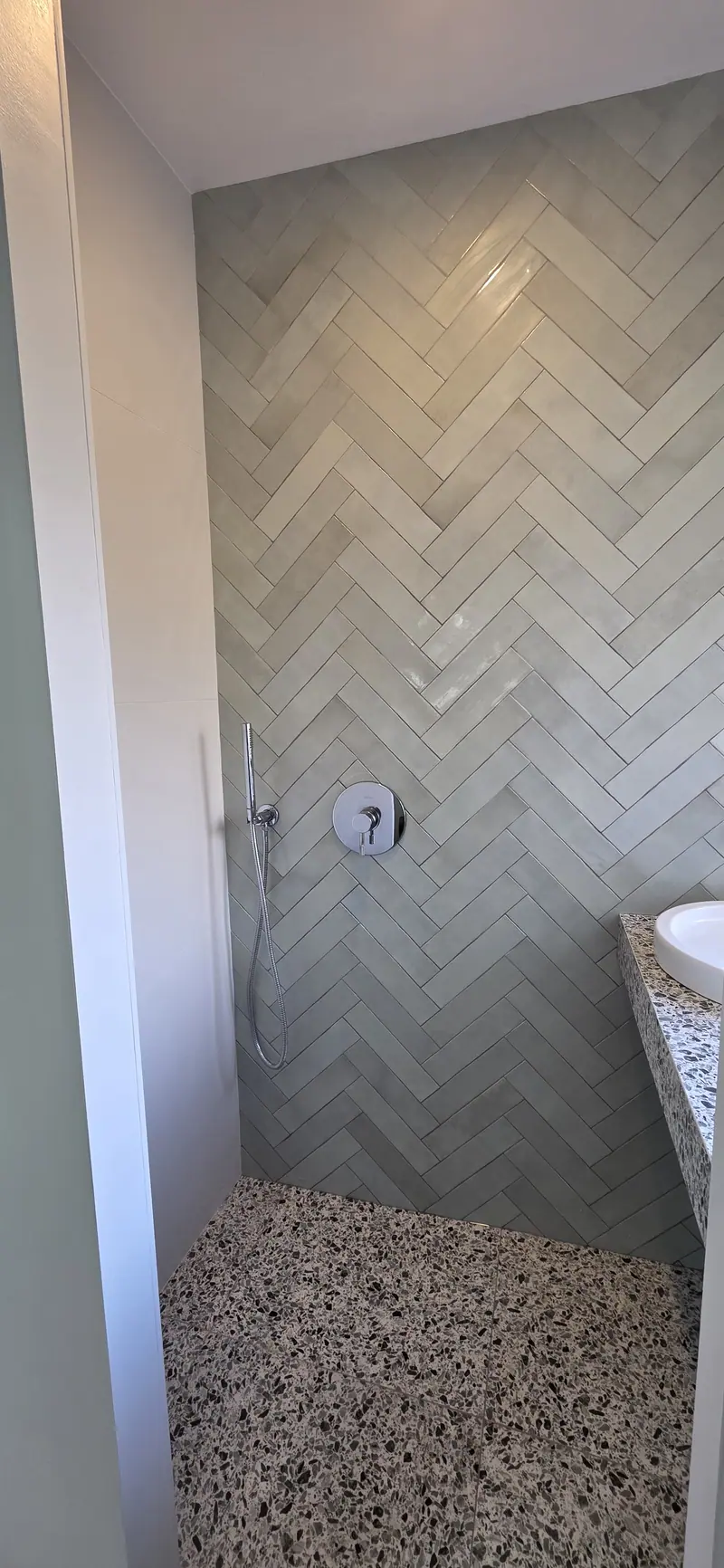 Faïence en chevrons et mitigeur encastré (Rénovation d’une salle de bain, Ermont)