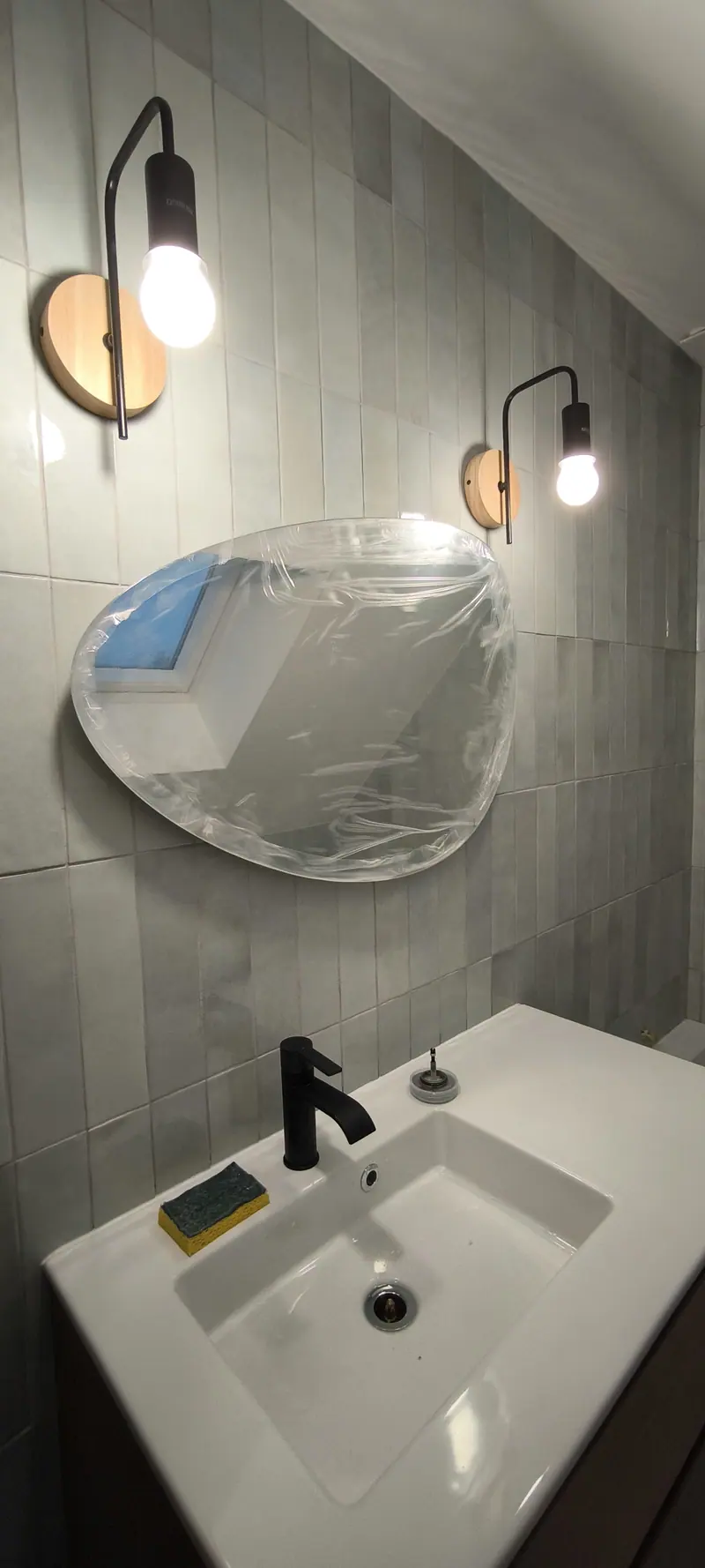 Vasque, miroir et appliques (Salle de bain, escalier et fenêtre de toit, Villiers-Adam)