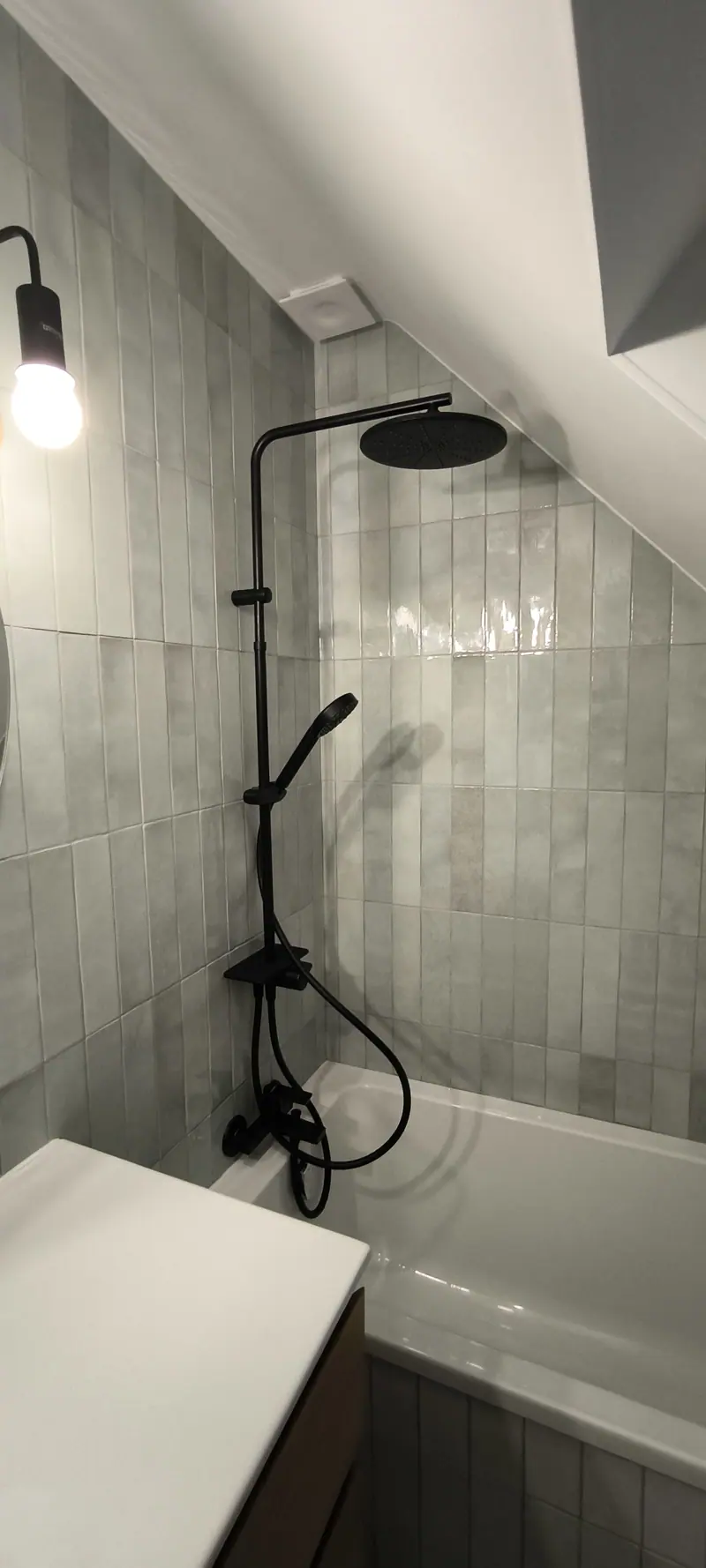 Baignoire et colonne de douche (Salle de bain, escalier et fenêtre de toit, Villiers-Adam)