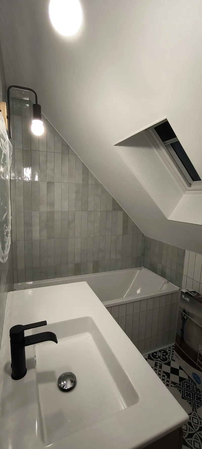Baignoire sous la fenêtre de toit (Salle de bain, escalier et fenêtre de toit, Villiers-Adam)