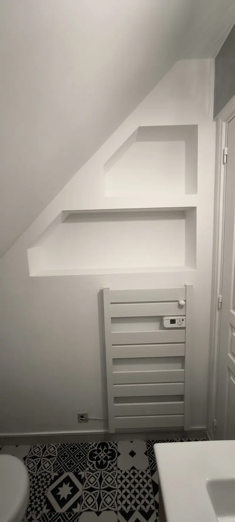 Niches et sèche-serviettes (Salle de bain, escalier et fenêtre de toit, Villiers-Adam)