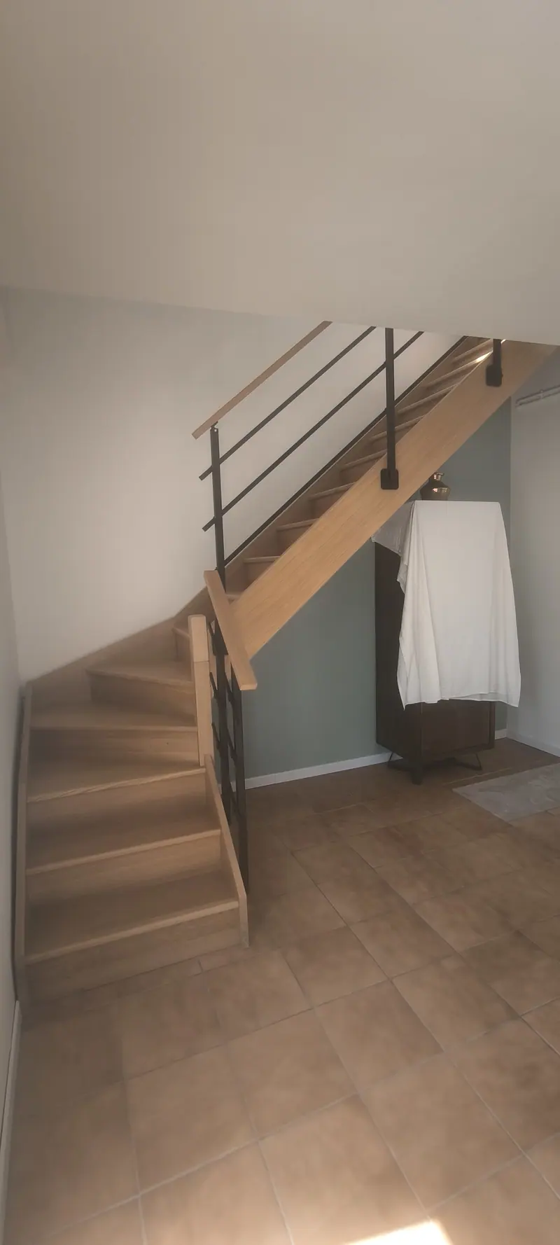 Le nouvel escalier en bois (Salle de bain, escalier et fenêtre de toit, Villiers-Adam)