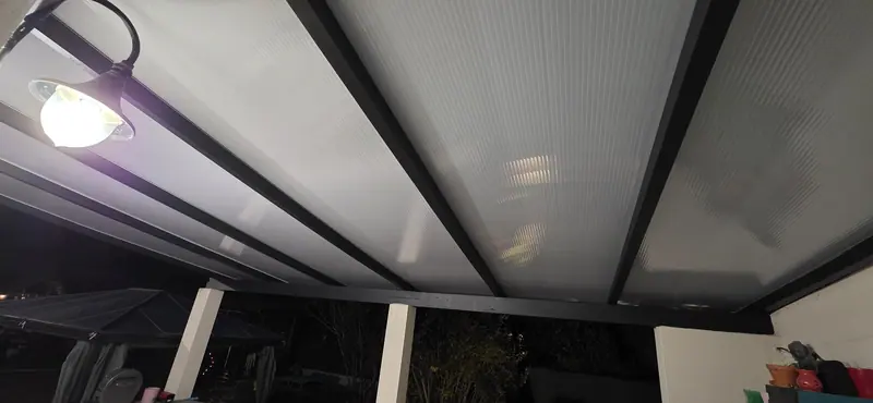 Les plaques neuves (Toiture de terrasse en polycarbonate)