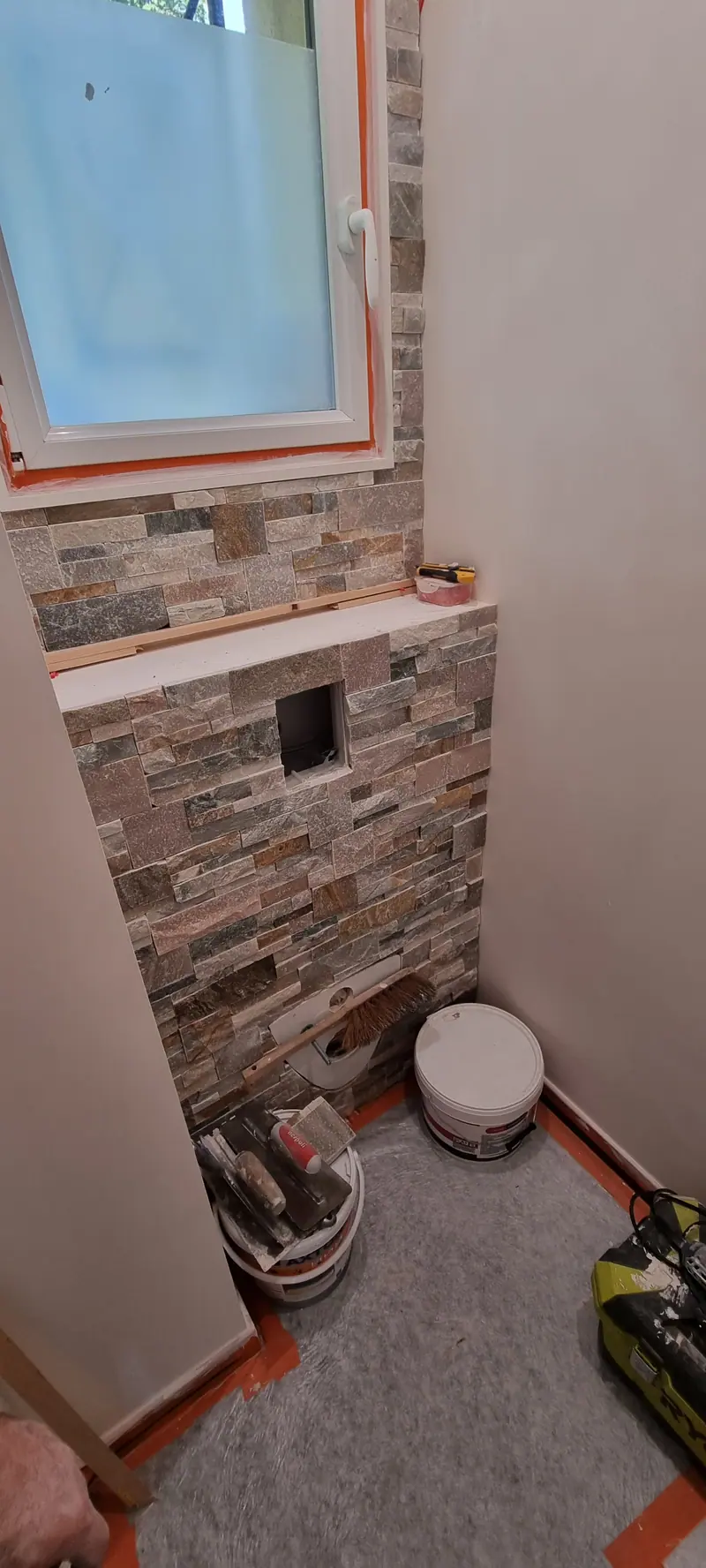 Pose du parement en pierre (Rénovation de deux WC, Villiers-Adam)