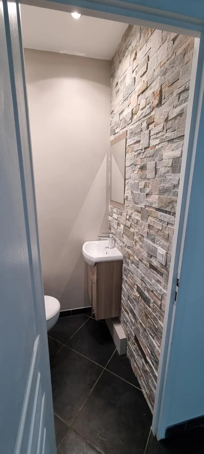 Parement en pierre et lave-mains (Rénovation de deux WC, Villiers-Adam)